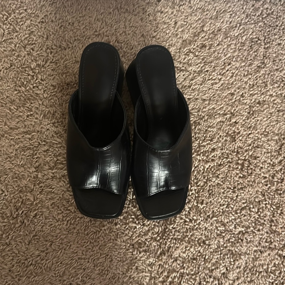 bought off shein, size:7, black with a snake pattern